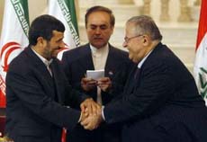 Tổng thống Iran Mahmoud Ahmadinejad (trái) và người đồng nhiệm Iraq Jalal Talabani.
